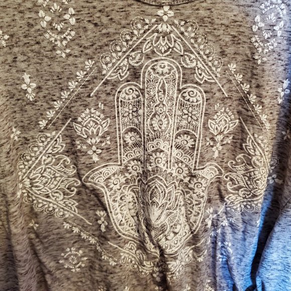 Grey Tee Shirt w Hamsa Design & Cap Sleeves - S - Like New - Style & Co - Picture 4 of 4